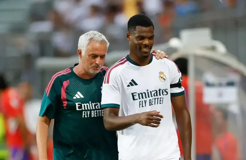Dumfries hứa hẹn là quân bài lợi hại của Mourinho. Ảnh: AS.