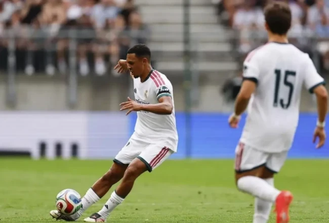 Trent Alexander-Arnold sẽ cạnh tranh với Dumfries. Ảnh: AS.
