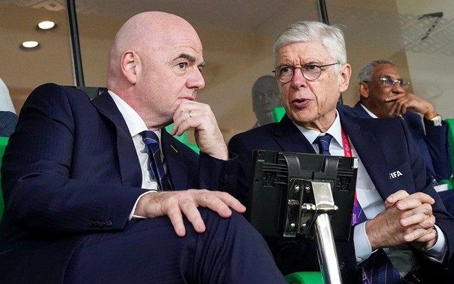  Infantino đã nhờ cậy nhiều vào uy tín của Wenger. Ảnh: Getty.