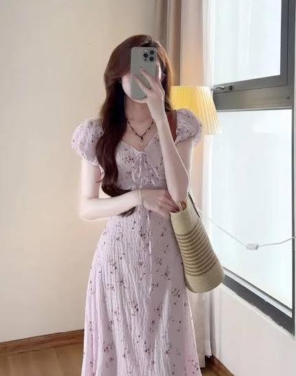 Trong số những kiểu váy hoa được yêu thích, thiết kế tay bồng luôn chiếm vị trí nổi bật nhờ khả năng mang lại vẻ ngoài mềm mại và thanh thoát. 