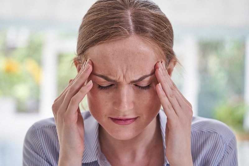  Sự thay đổi này kích thích tuyến bã nhờn hoạt động mạnh hơn, khiến da dễ bóng dầu, lỗ chân lông bị bít tắc và mụn nội tiết thường xuất hiện ở vùng cằm hoặc quai hàm.