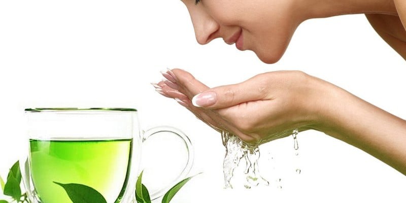 Sau khi làm sạch bằng sữa rửa mặt, bạn có thể dùng nước trà xanh pha loãng, đã để nguội hoàn toàn để rửa lại mặt hoặc thấm lên da bằng bông mềm.