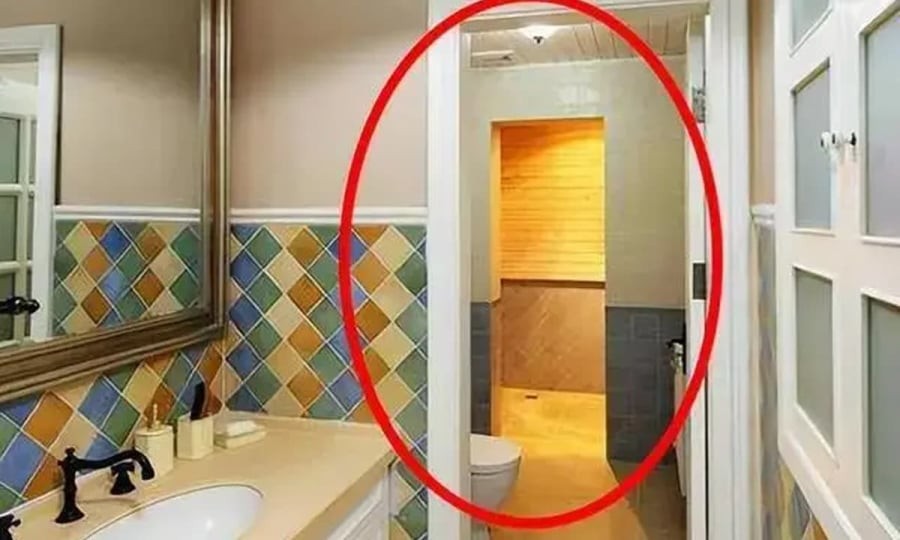 Sau khi tắm hoặc sử dụng nhà vệ sinh xong, các chuyên gia khuyên nên mở cửa khoảng 10–15 phút để không khí lưu thông