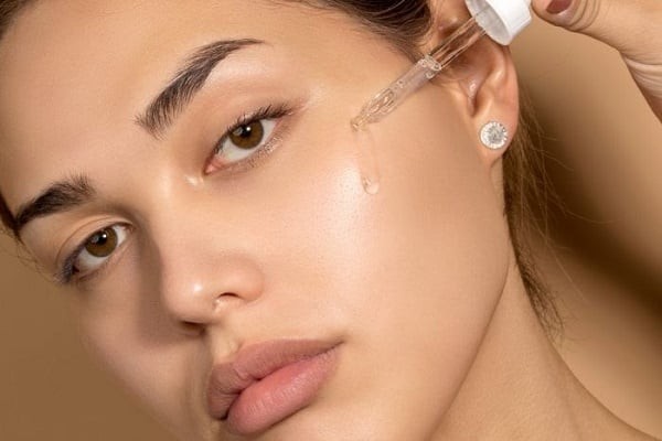  Những sản phẩm chứa ceramide, hyaluronic acid, glycerin hoặc squalane sẽ giúp cải thiện độ ẩm và giảm cảm giác khô căng.
