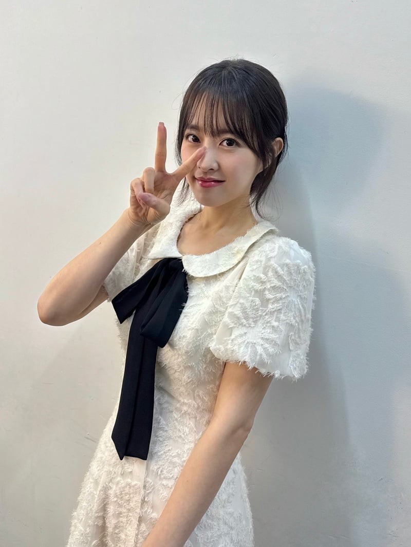 Những ai yêu thích phong cách nữ tính có thể tham khảo cách Park Bo Young diện váy tweed trắng với cổ Peter Pan và điểm nhấn là chiếc nơ đen bản lớn. 