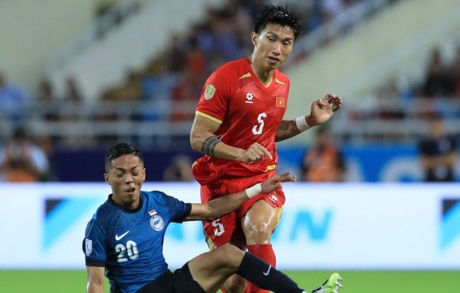 Văn Hậu ở trận đấu Singapore. Ảnh: VFF.