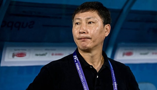 Chiếc áo đen phong thủy gắn liền với HLV Kim Sang-sik qua nhiều giải đấu. (Ảnh: Getty Images)