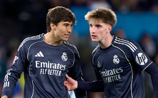 Garcia và Palacios đến London kiểm tra y tế. (Ảnh: Sky Sports)