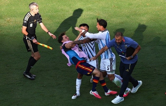 FIFA đang điều tra hành vi của Argentina. Ảnh: Sky Sports.