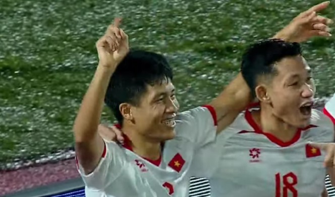 Nguyễn Văn Vĩ và Nguyễn Hai Long liên tiếp ghi bàn cho tuyển Việt Nam chỉ trong 15 phút đầu trận. Ảnh chụp màn hình (FPT).