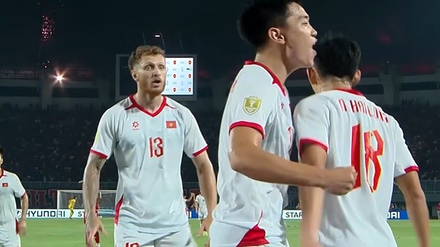 Hai Long ăn mừng bàn thắng với đồng đội. (Ảnh: Chụp màn hình ASEAN Cup)
