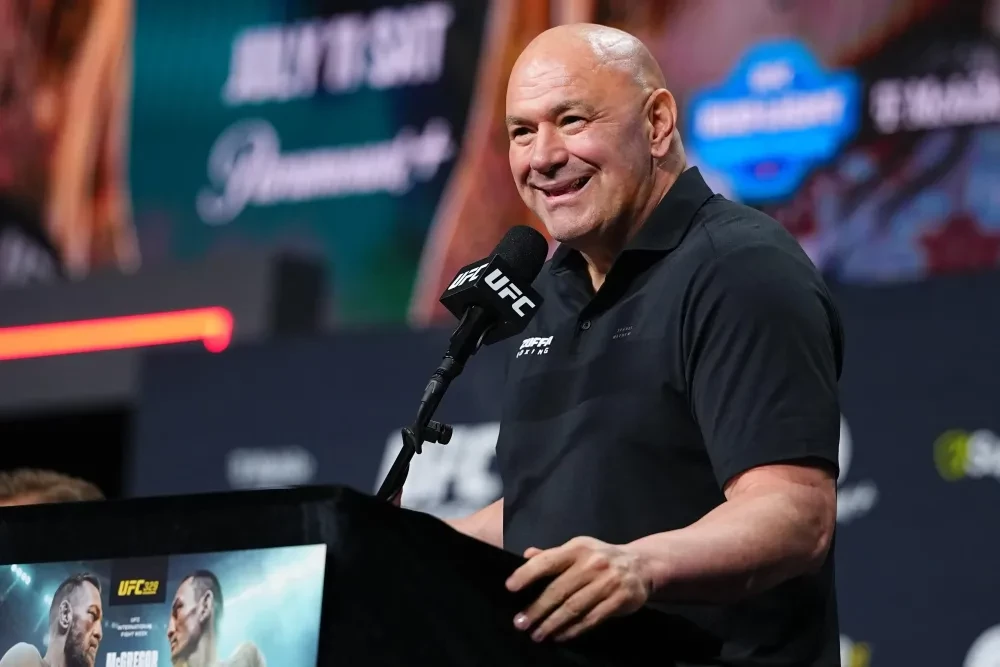 Dana White tại buổi họp báo UFC 329