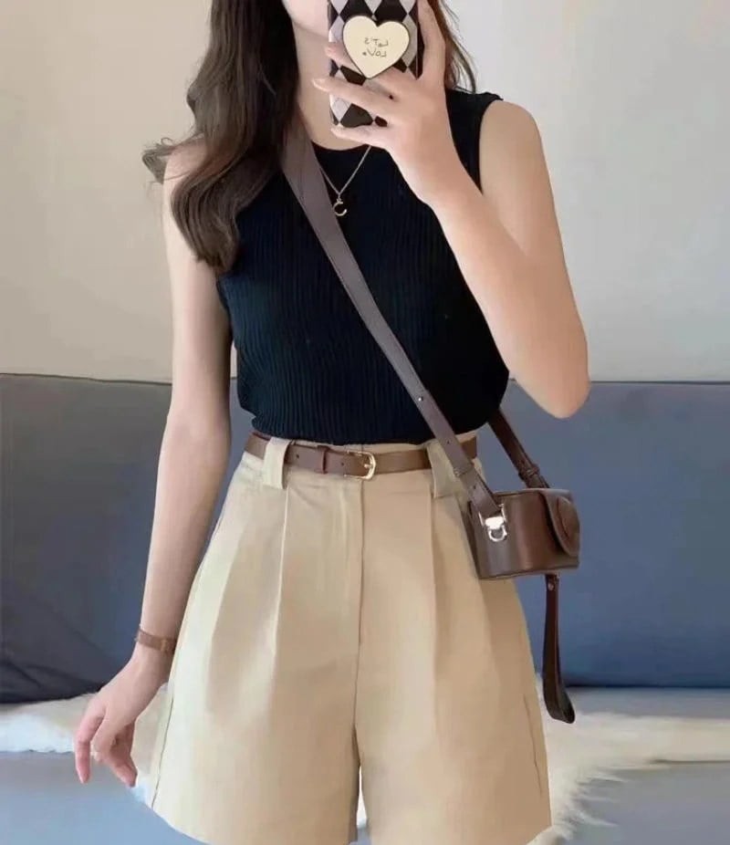 Những ngày cần sự thoải mái, quần short lửng rất dễ kết hợp với áo phông rộng hoặc áo len dệt mỏng
