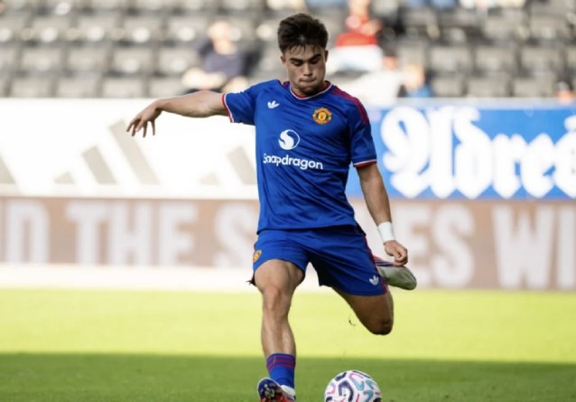 Harry Amass ghi điểm với HLV Carrick trong thắng lợi 5-0 trước Rosenborg. Ảnh: Getty.