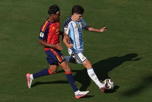 Atletico nhất quyết không bán Julian Alvarez cho Barca. Ảnh: Getty Images.