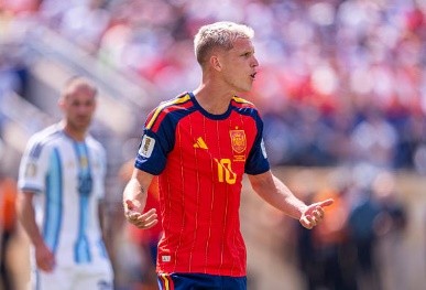 Dani Olmo hoàn toàn có thể chơi trong vai trò của một số 9 ảo. Ảnh: Getty Images.
