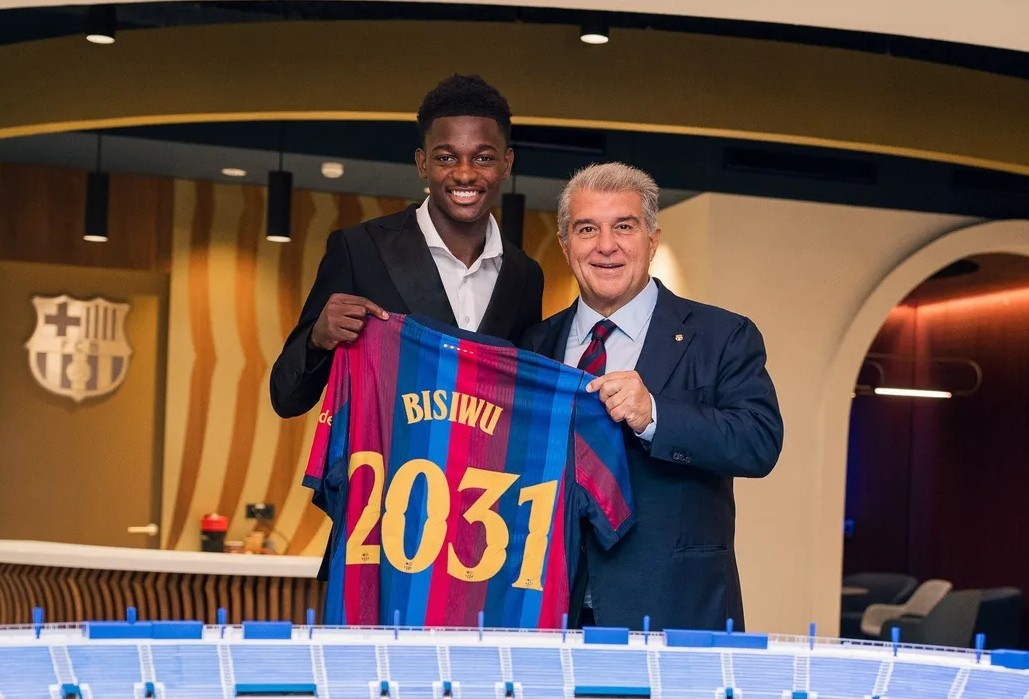 Jesse Bisiwu chính thức ký hợp đồng với Barcelona. Ảnh: Barcelona FC.