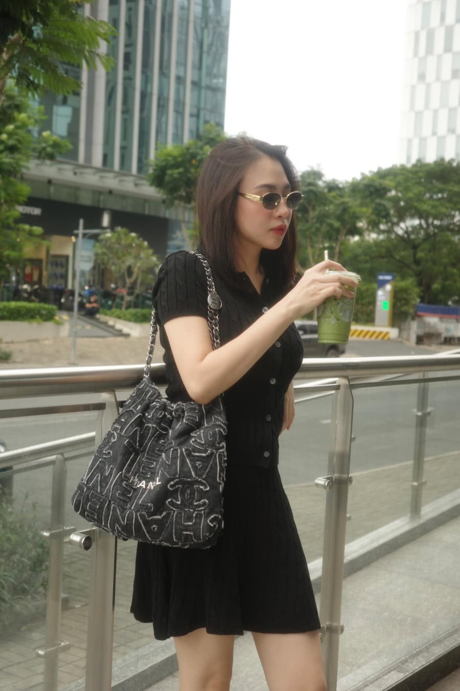 Áo thun ôm nhẹ kết hợp cùng chân váy ngắn là một trong những công thức được cô ưu ái.