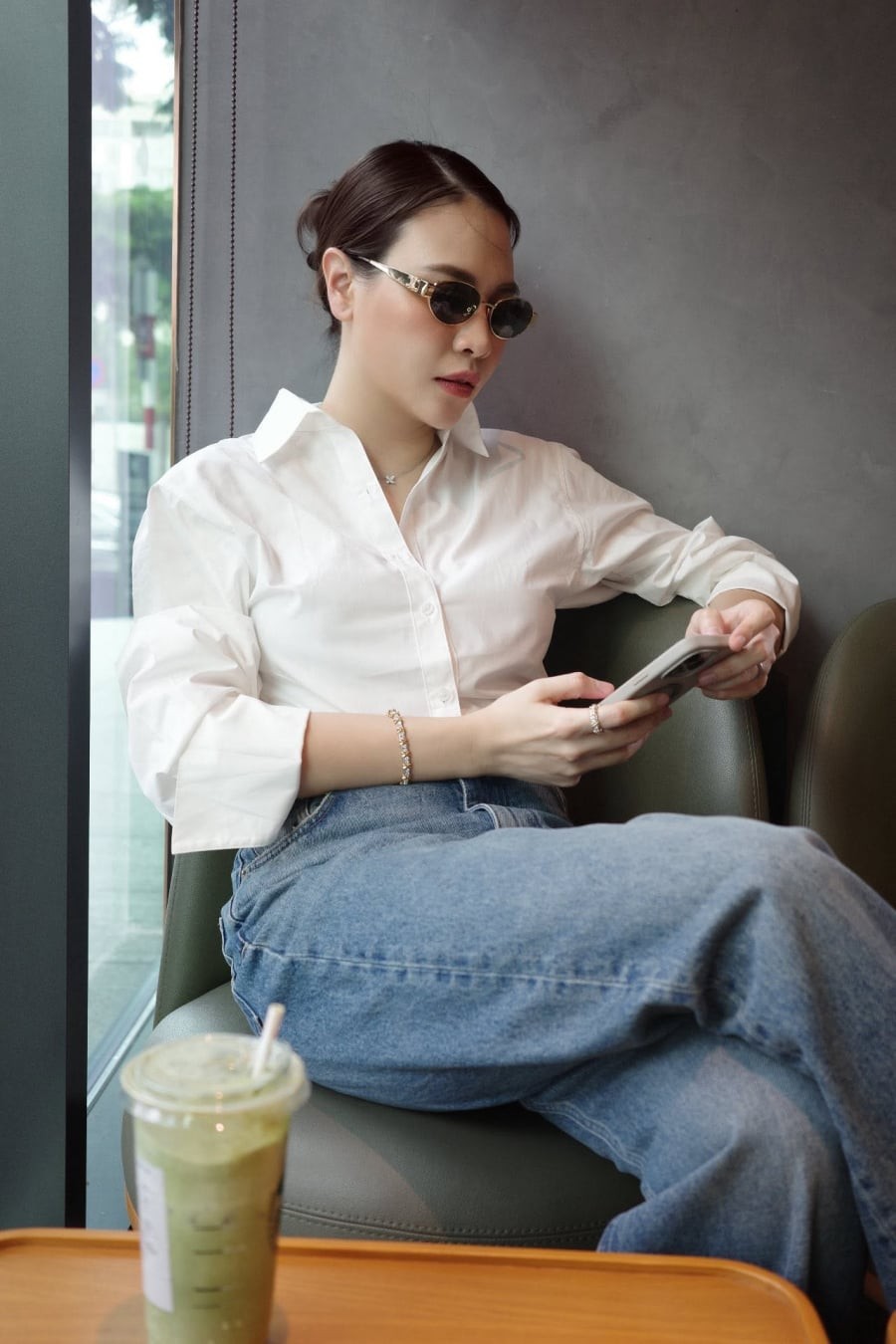 Một trong những bản phối xuất hiện nhiều nhất trong tủ đồ của Đàm Thu Trang là áo sơ mi kết hợp cùng quần jeans.