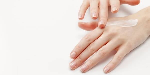 Các chuyên gia khuyến khích lựa chọn sản phẩm rửa tay có công thức dịu nhẹ, chứa những thành phần dưỡng ẩm như glycerin, nha đam hoặc vitamin E.