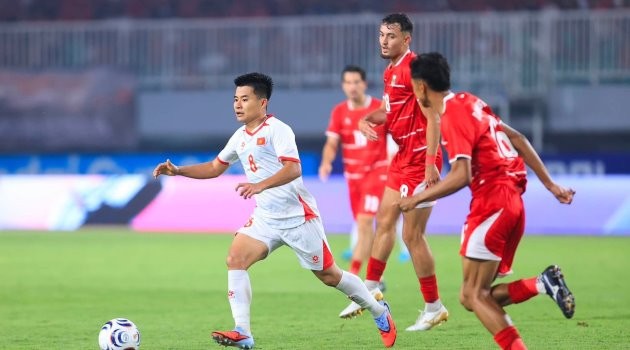 Thành Long không to cao, nhưng khiến tất cả phải ngước nhìn. Ảnh: FBNV.