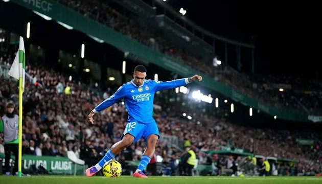 Trent Alexander-Arnold hứa hẹn sẽ bùng nổ hơn dưới thời Jose Mourinho. Ảnh: Getty Images