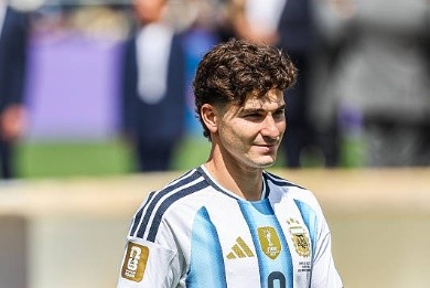 Julian Alvarez vẫn là mục tiêu hàng đầu của Barca. Ảnh: Getty.