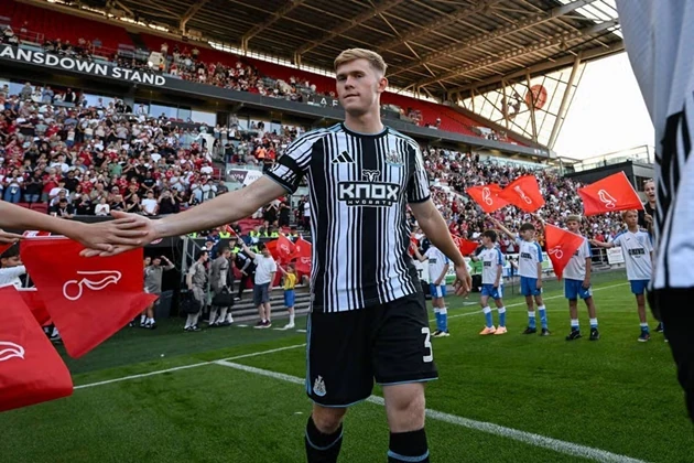 Lewis Hall là cầu thủ chạy cánh trái được Man Utd khao khát. Ảnh: Getty Images