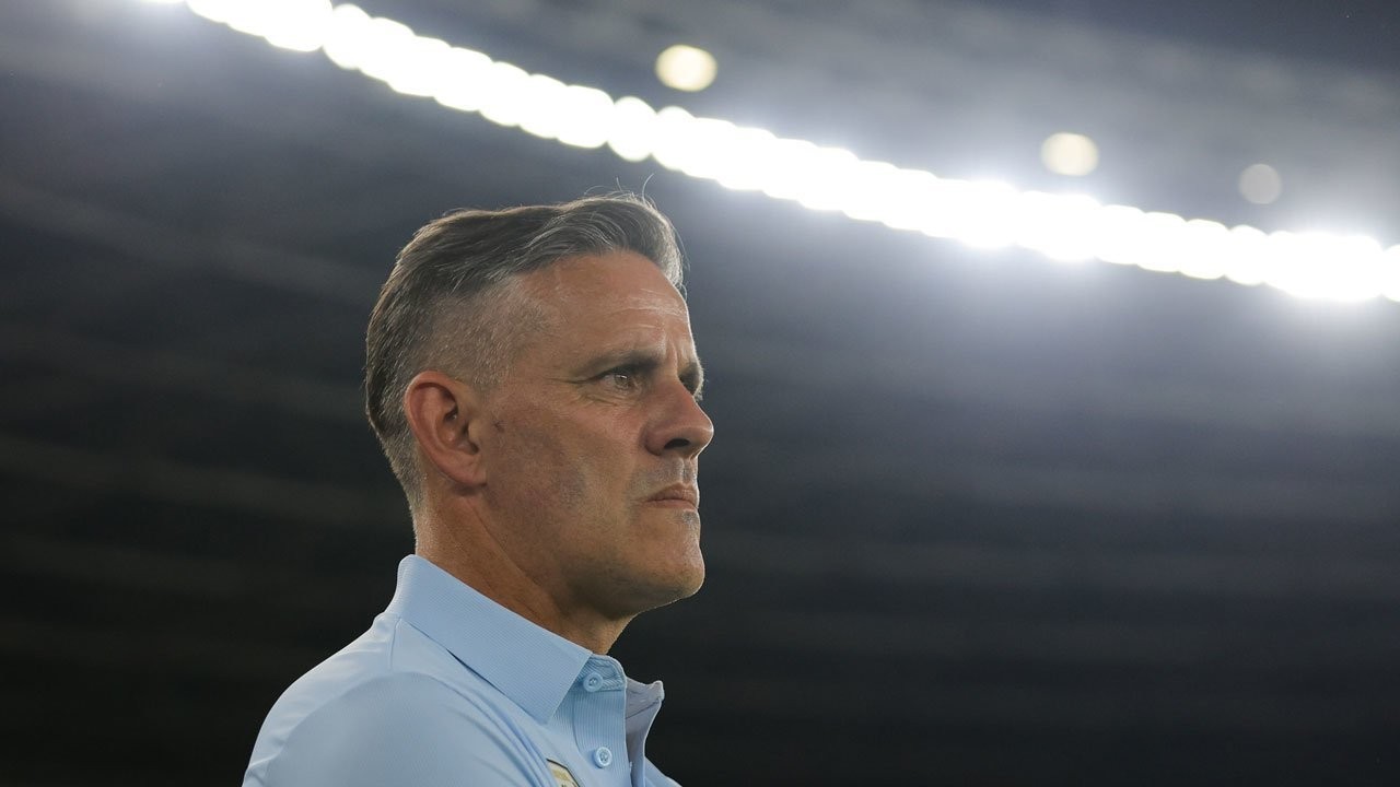HLV Herdman đánh giá cao Singapore. Ảnh: Bola.