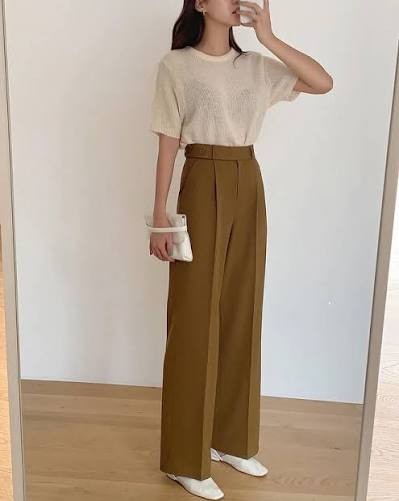Một trong những ưu điểm lớn nhất của quần ống suông màu nâu là khả năng phối hợp với nhiều gam màu khác nhau. 