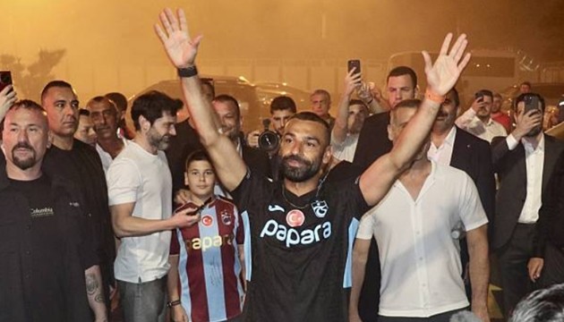 Đông đảo CĐV chào đón Mohamed Salah. Ảnh: Getty Images