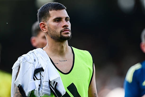 Bruno Guimaraes trên đường đến Emirates. Ảnh: Getty Images. 