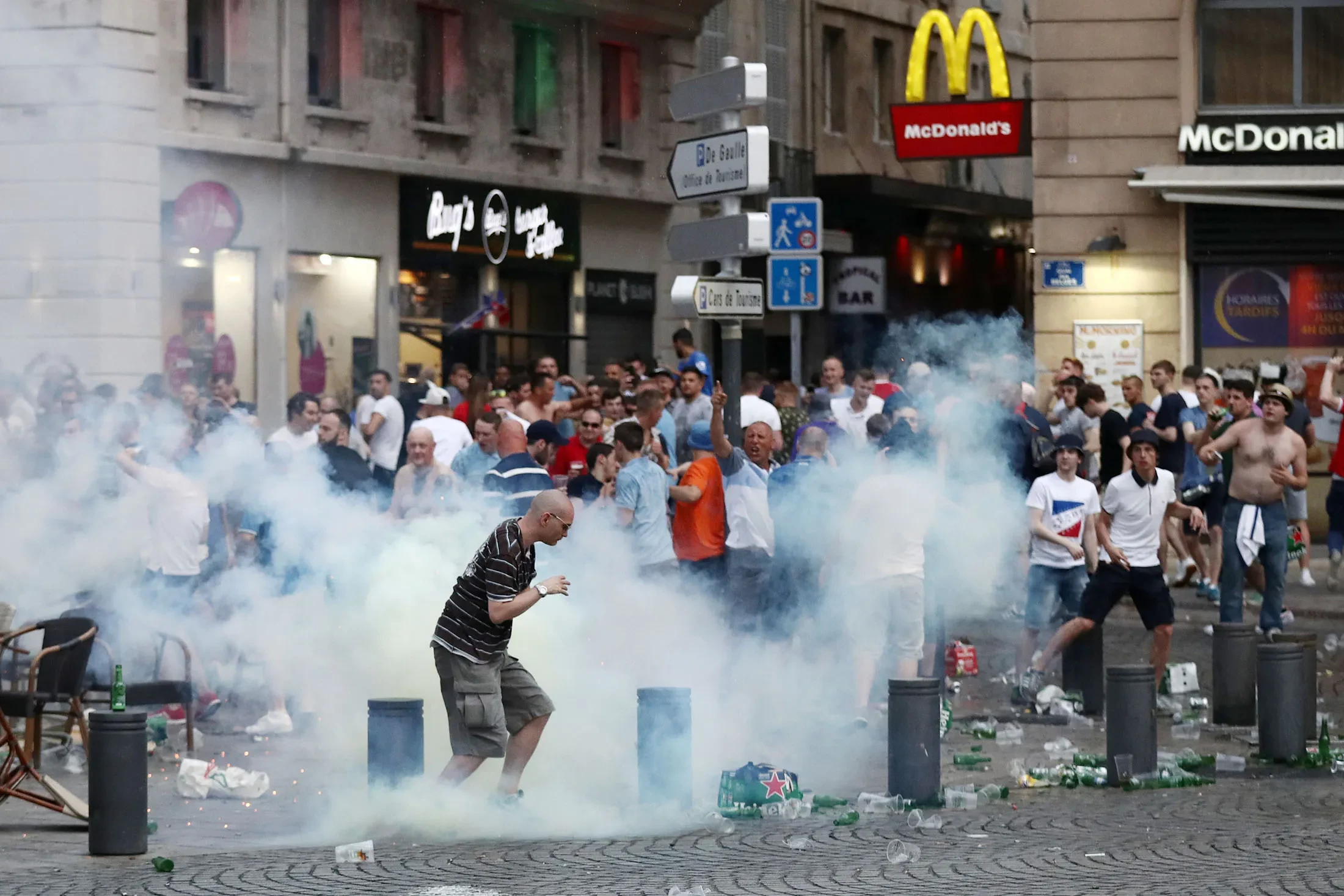 Euro 2016 chứng kiến bạo lực nghiêm trọng trên đường phố Marseille. Ảnh: Getty Images.