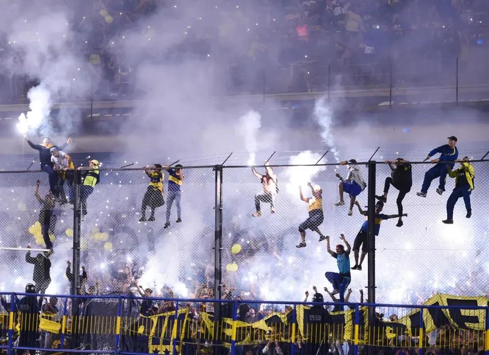 Derby Argentina luôn tiềm ẩn nguy cơ bạo loạn nghiêm trọng. Ảnh: Getty Images.