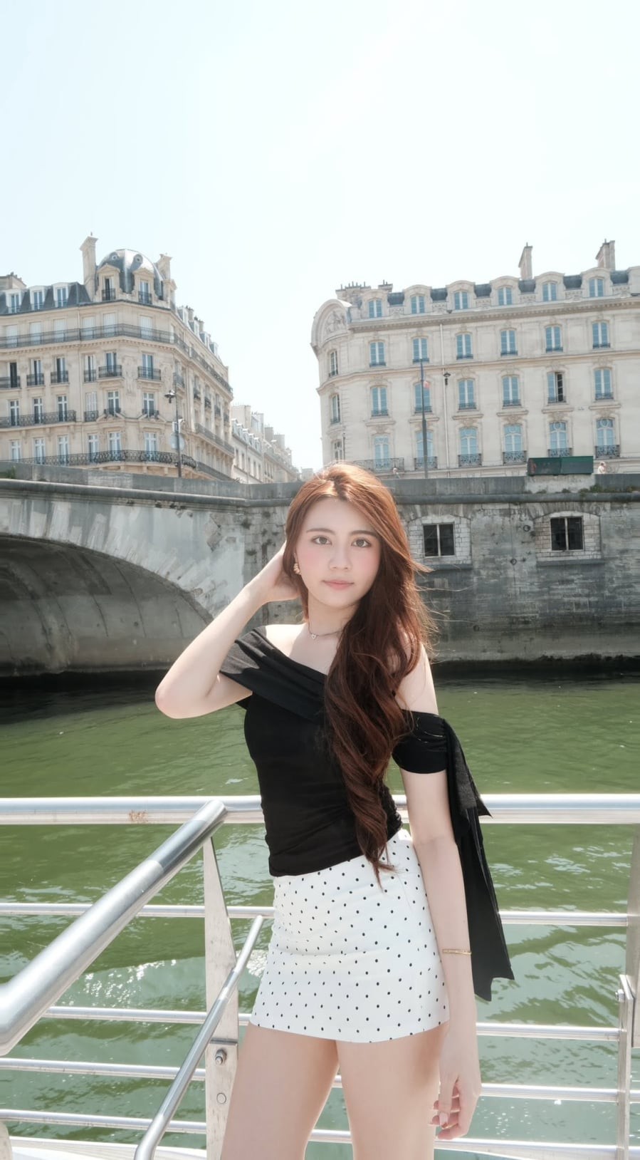  Áo lệch vai kết hợp với chân váy chấm bi là ví dụ điển hình cho cách mặc đơn giản nhưng vẫn rất thời trang.
