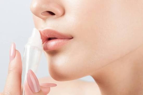 Không chỉ vậy, việc cắn môi hoặc bặm môi liên tục còn tạo ra những tổn thương nhỏ trên bề mặt da. 