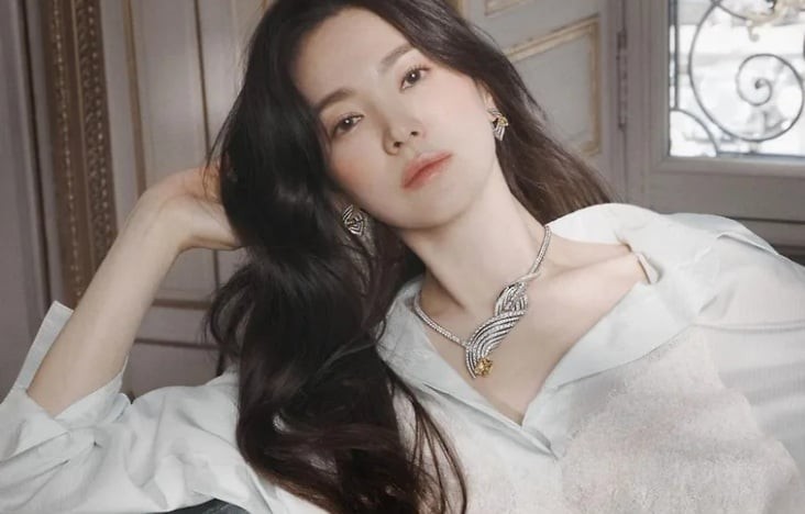 Thiết kế được rẽ ngôi giữa cùng phần đuôi ôm nhẹ hai bên gương mặt giúp tạo hiệu ứng cân đối và mềm mại hơn cho đường nét khuôn mặt.