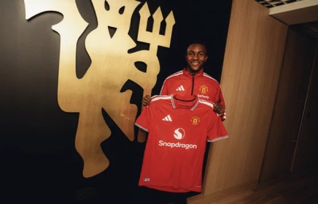 Cristian Orozco rạng rỡ với áo đấu Man United. Ảnh: Trang chủ Manchester United.