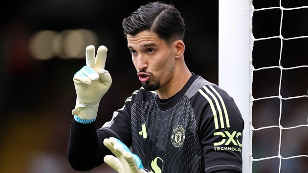 Altay Bayindir phải khăn gói rời Man United. Ảnh: Getty Images.