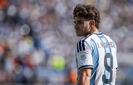 Barca vẫn đang nỗ lực theo đuổi Julian Alvarez. Ảnh: Getty.