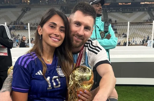 Antonela Roccuzzo hạnh phúc bên Messi. Ảnh: The Sun.