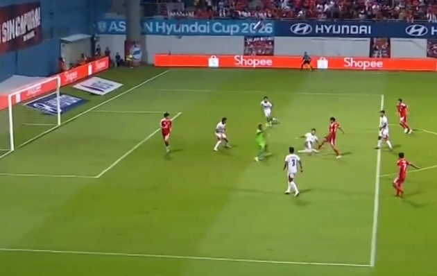 Singapore gỡ hòa 1-1. (Ảnh: Chụp màn hình VTV)