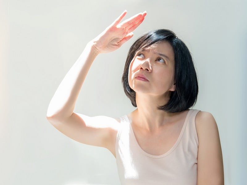 Không ít người cho rằng chỉ cần sử dụng kem chống nắng khi đi biển hoặc hoạt động ngoài trời dưới nắng gắt. 