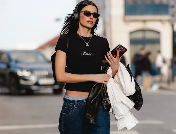 Croptop màu đen luôn nằm trong danh sách những món đồ cơ bản mà hầu như cô gái nào cũng nên sở hữu. 