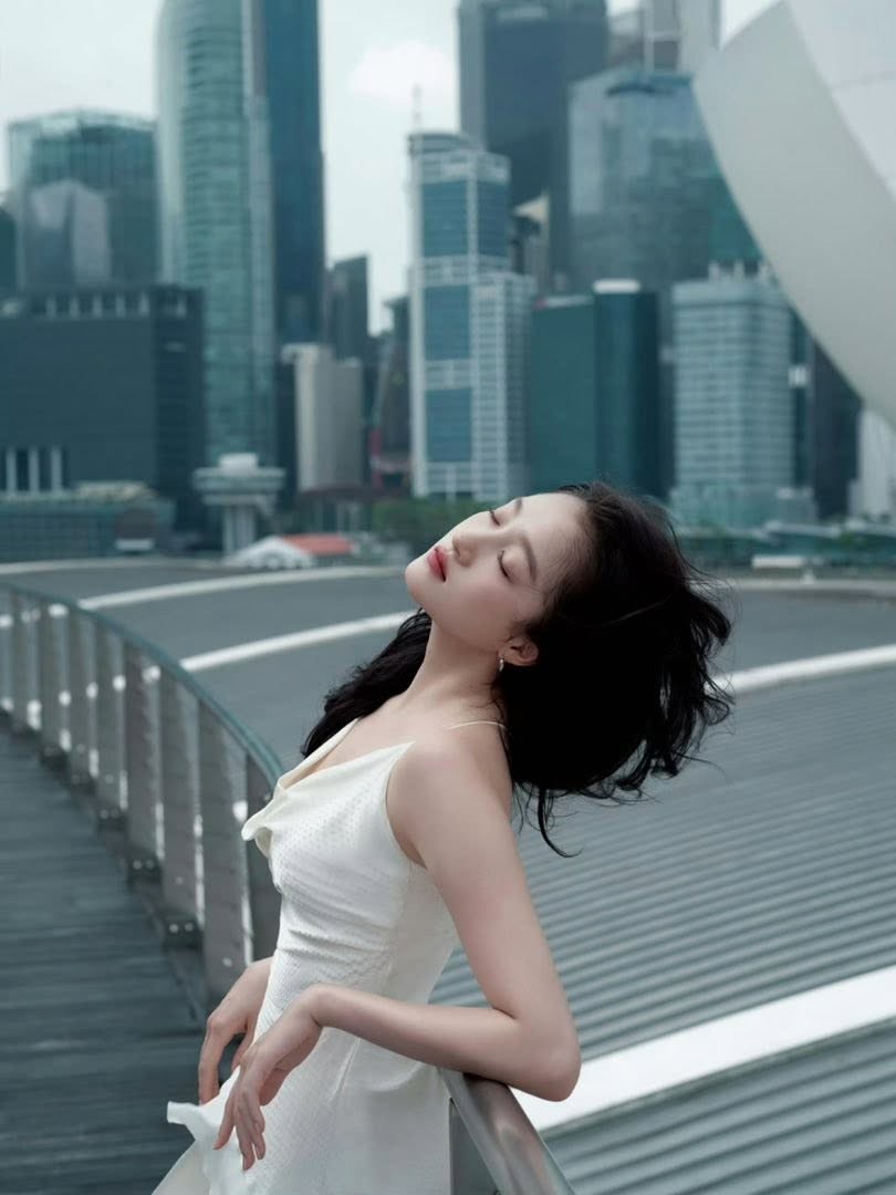 Đây cũng là kiểu váy có tính ứng dụng cao, phù hợp từ những buổi dạo phố, nghỉ dưỡng cho đến các bữa tiệc mang phong cách nhẹ nhàng.