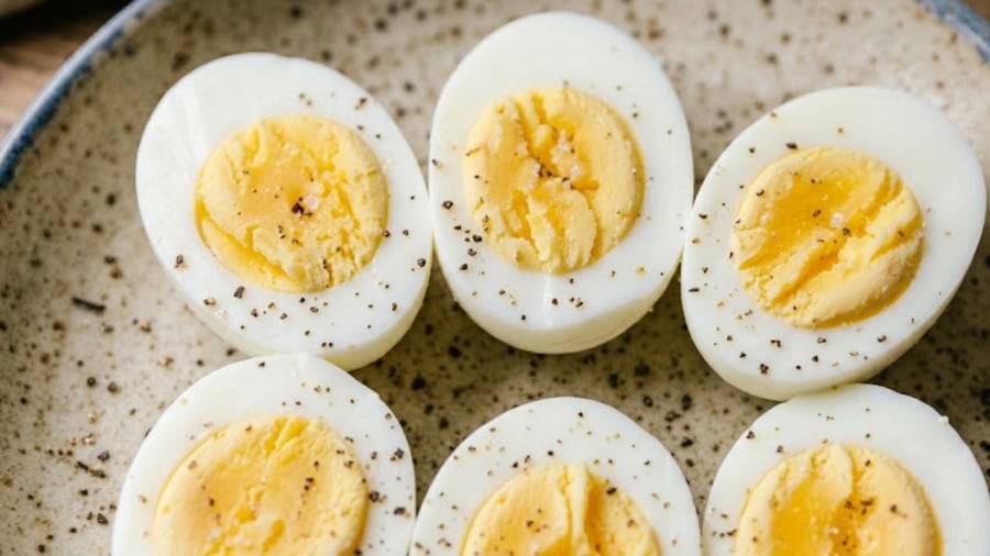 Trứng luộc để qua đêm có thể ăn được nếu bảo quản đúng cách.