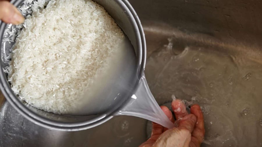 Nên vo gạo mấy lần khi nấu cơm?