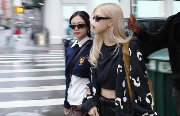 Với áo sơ mi trắng, nữ thần tượng lựa chọn kết hợp cùng cardigan dáng ngắn và quần âu ống suông để tạo nên tổng thể vừa hiện đại vừa sang trọng.