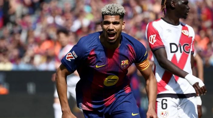 Liverpool gây bất ngờ với thương vụ Ronald Araujo. Ảnh: Getty Images.