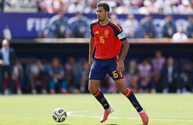 Rodri quen thuộc với phong cách cầm bóng của Barca. (Ảnh: Tribal Football)